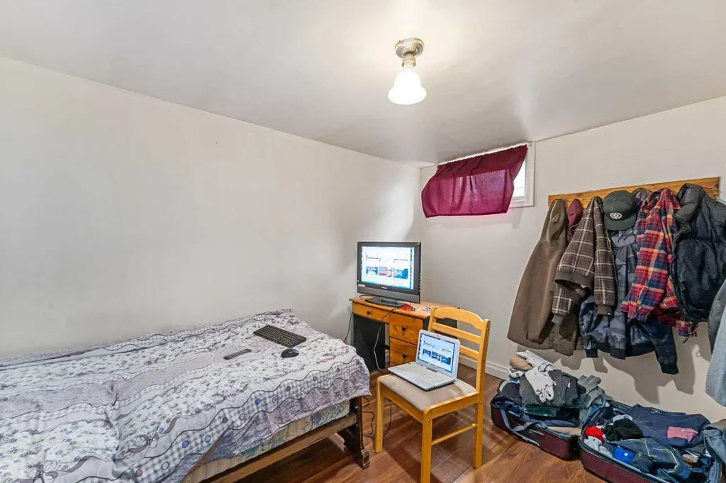216 15 Avenue NW Calgary AB T2M 0G8