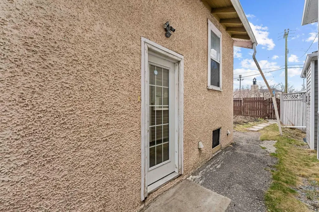 216 15 Avenue NW Calgary AB T2M 0G8
