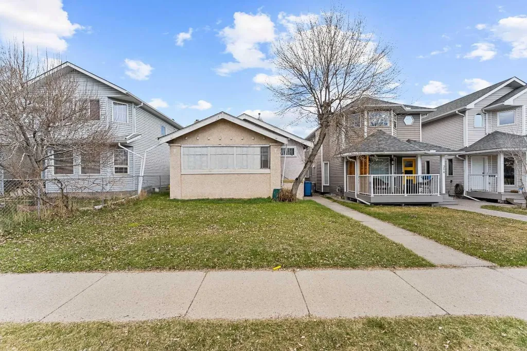 216 15 Avenue NW Calgary AB T2M 0G8