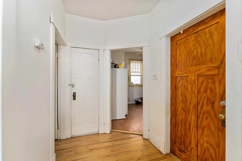 216 15 Avenue NW Calgary AB T2M 0G8