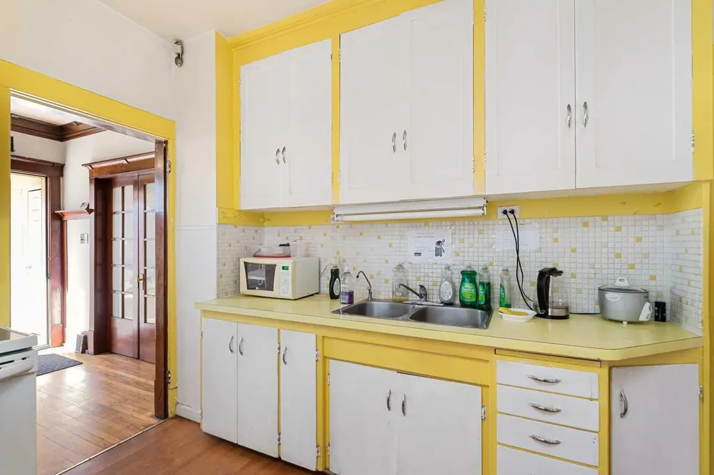 216 15 Avenue NW Calgary AB T2M 0G8