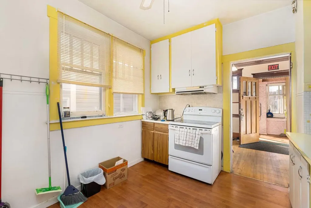 216 15 Avenue NW Calgary AB T2M 0G8