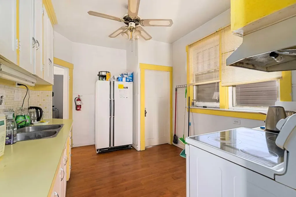 216 15 Avenue NW Calgary AB T2M 0G8