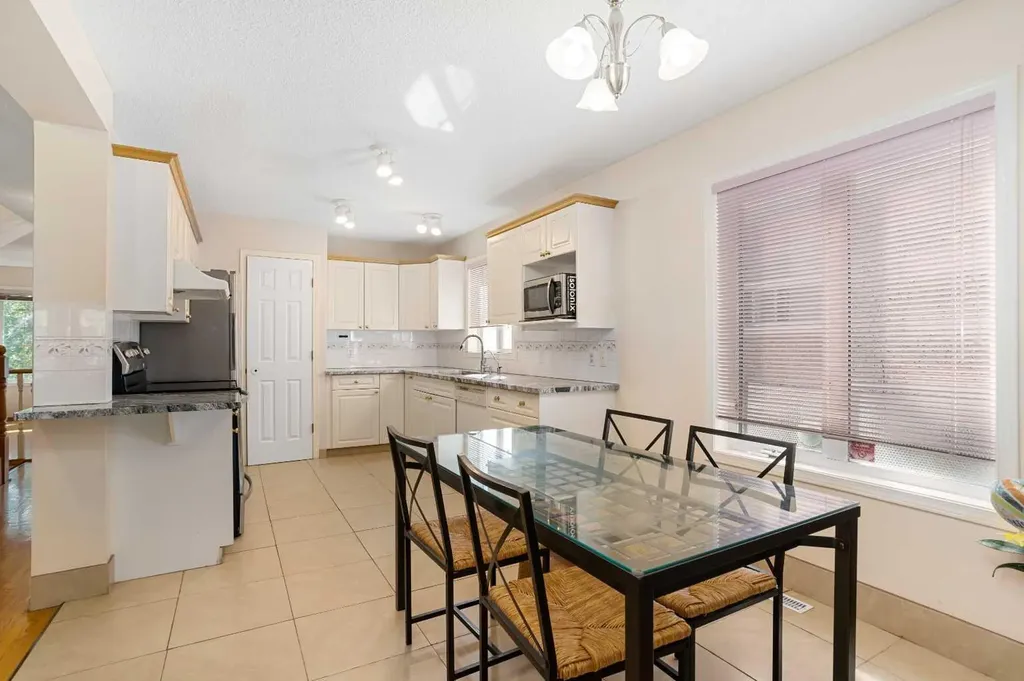 218 15 Avenue NW Calgary AB T2M 0G8