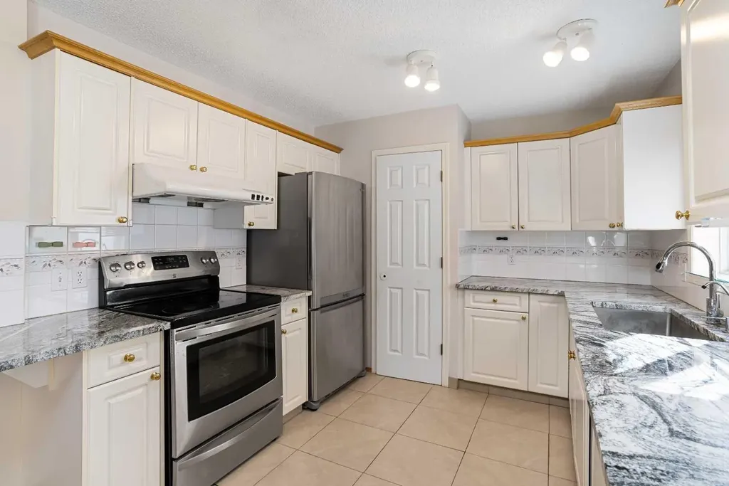 218 15 Avenue NW Calgary AB T2M 0G8