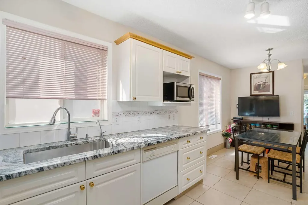 218 15 Avenue NW Calgary AB T2M 0G8
