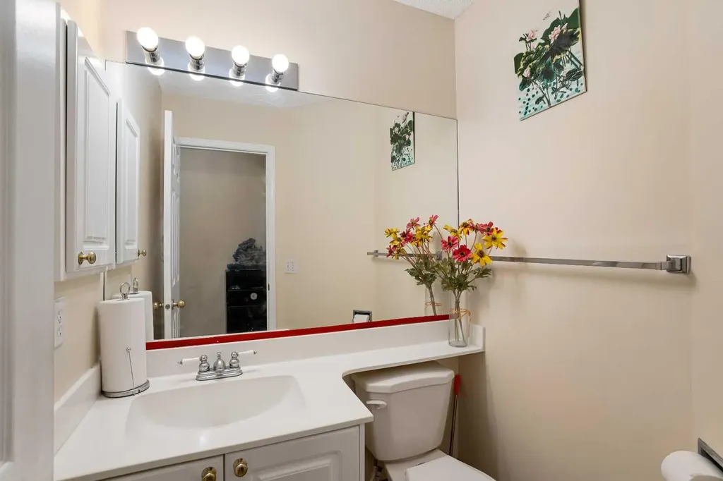 218 15 Avenue NW Calgary AB T2M 0G8