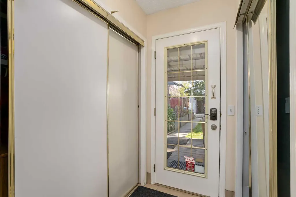 218 15 Avenue NW Calgary AB T2M 0G8