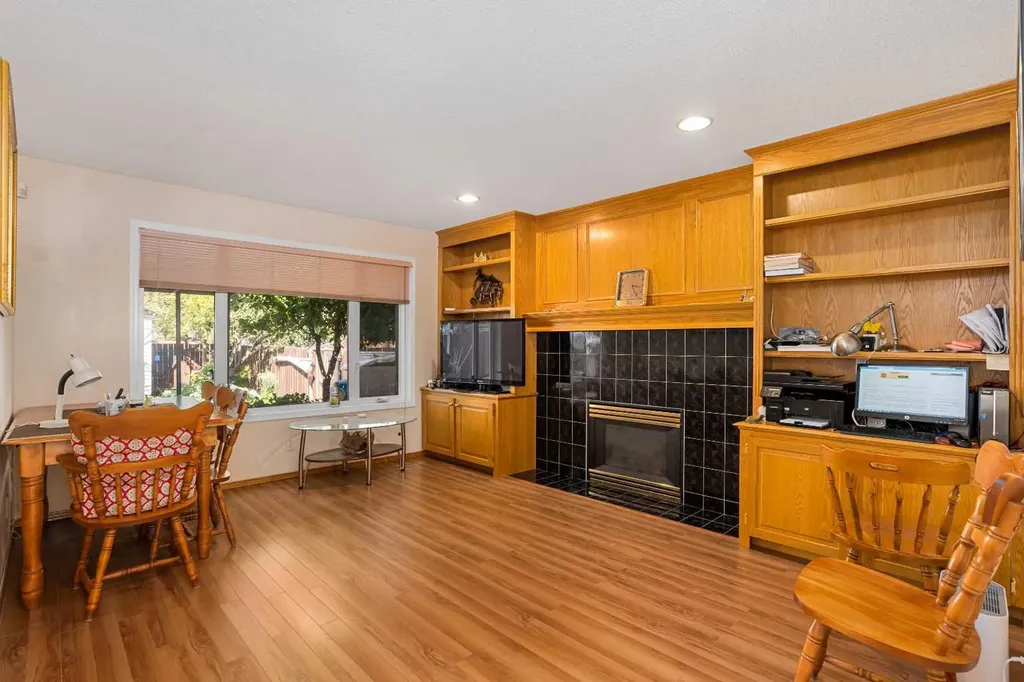 218 15 Avenue NW Calgary AB T2M 0G8
