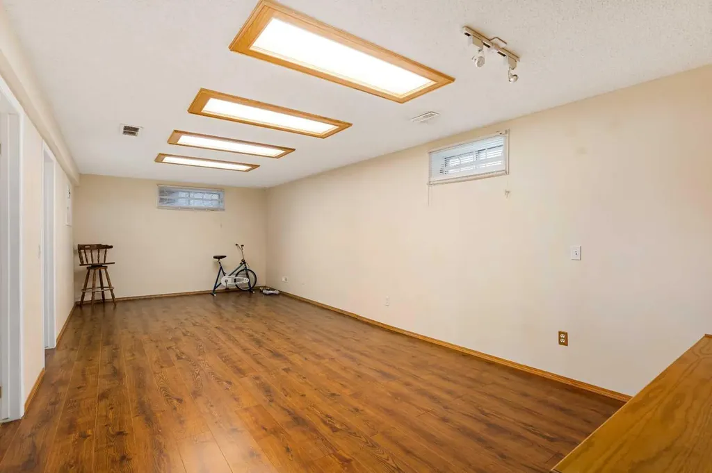 218 15 Avenue NW Calgary AB T2M 0G8