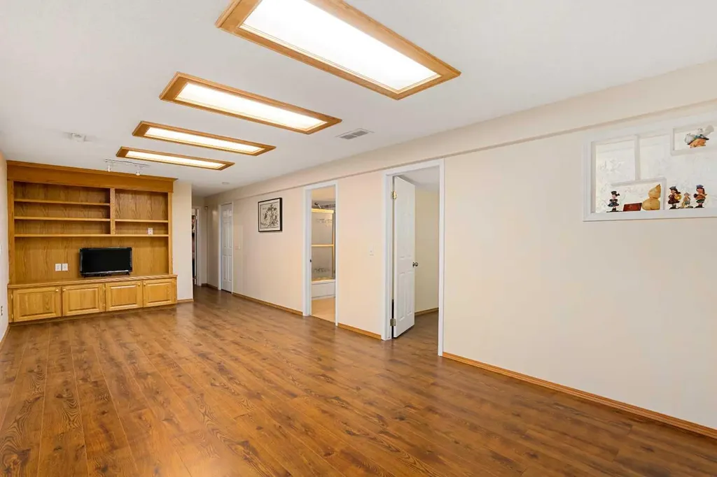 218 15 Avenue NW Calgary AB T2M 0G8