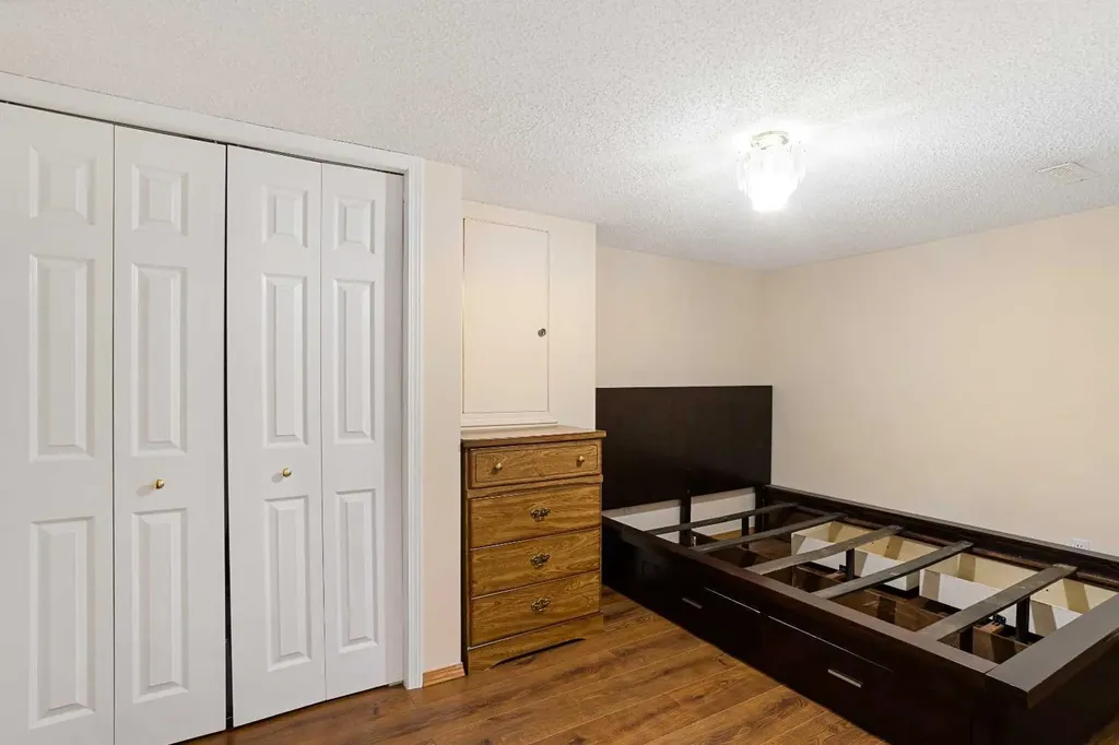 218 15 Avenue NW Calgary AB T2M 0G8
