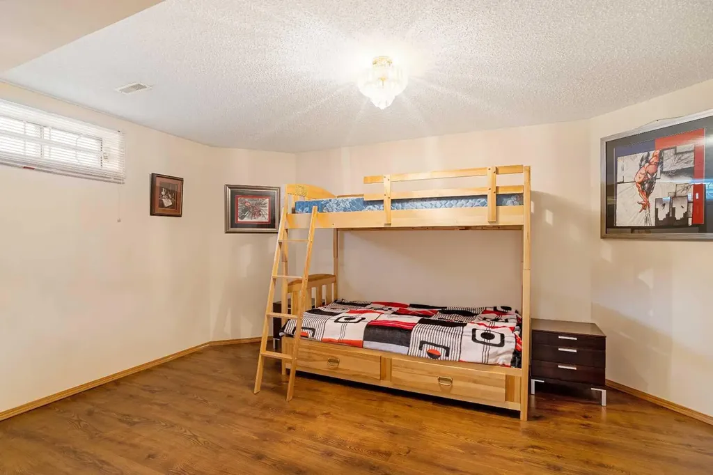 218 15 Avenue NW Calgary AB T2M 0G8