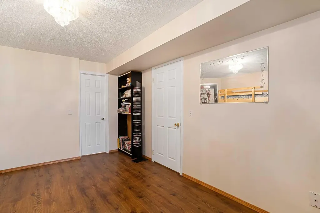 218 15 Avenue NW Calgary AB T2M 0G8