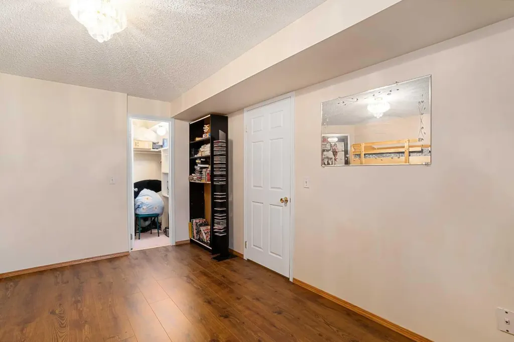 218 15 Avenue NW Calgary AB T2M 0G8