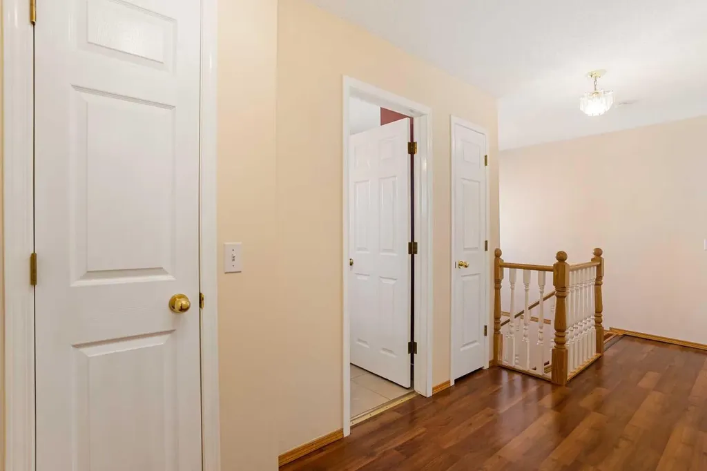 218 15 Avenue NW Calgary AB T2M 0G8