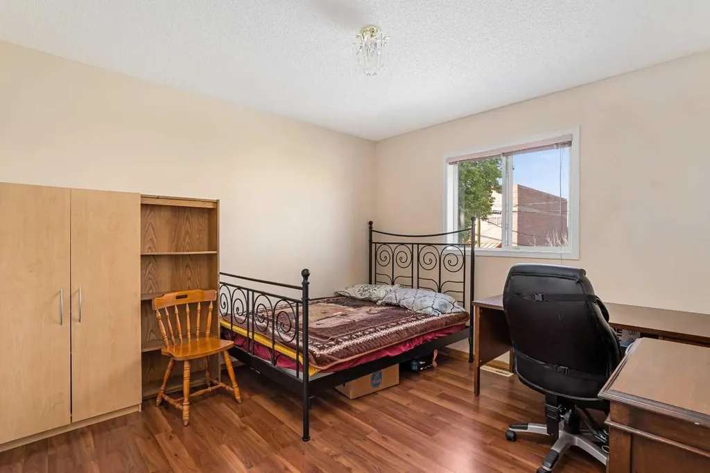 218 15 Avenue NW Calgary AB T2M 0G8