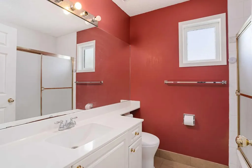 218 15 Avenue NW Calgary AB T2M 0G8