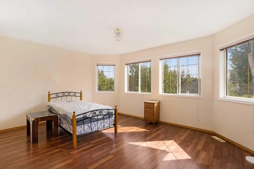 218 15 Avenue NW Calgary AB T2M 0G8