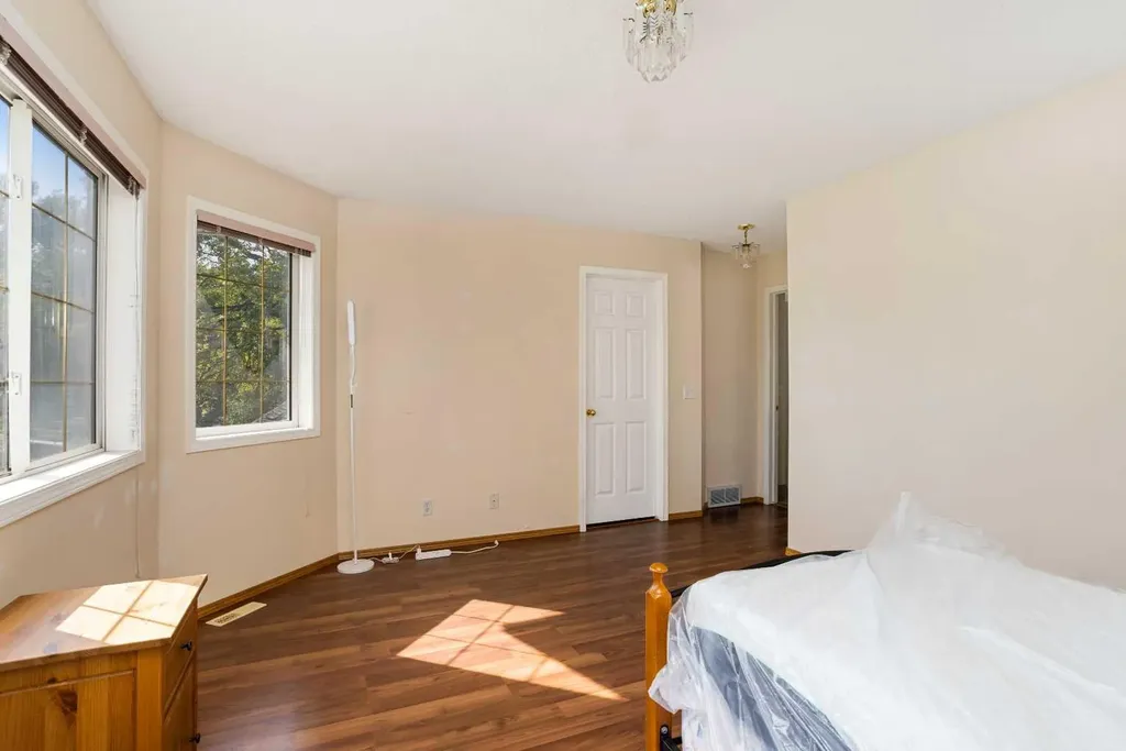 218 15 Avenue NW Calgary AB T2M 0G8