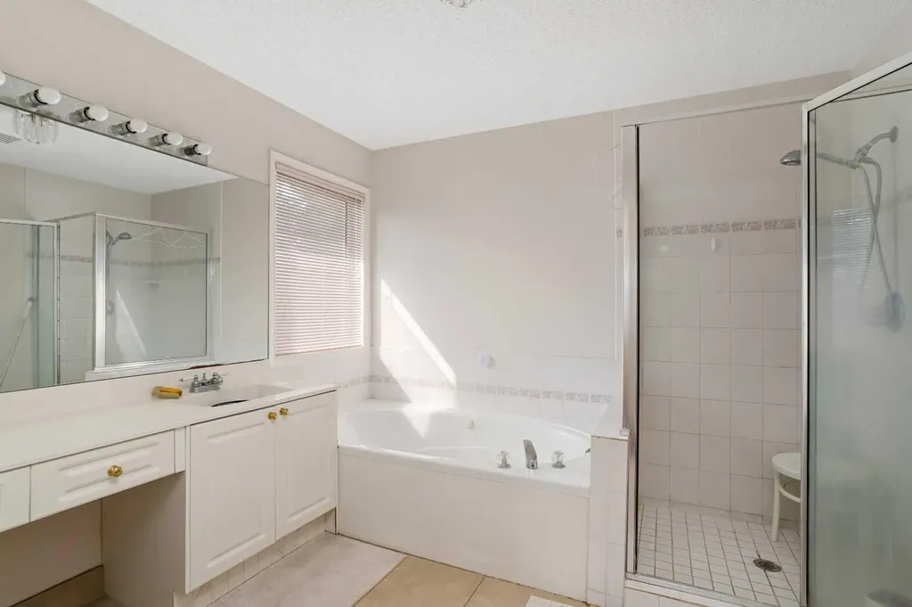 218 15 Avenue NW Calgary AB T2M 0G8