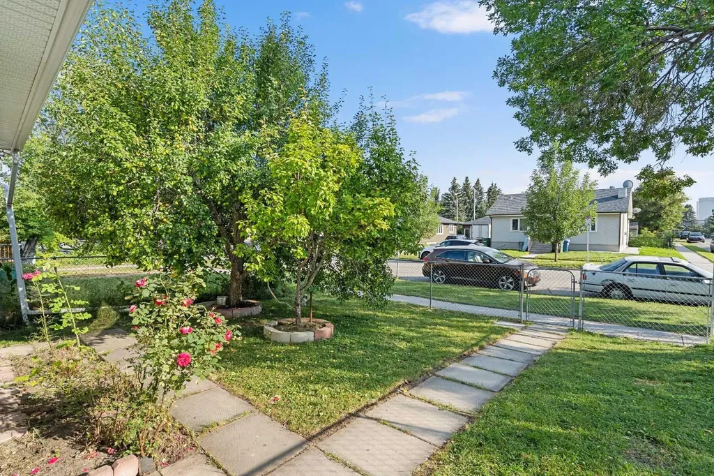 218 15 Avenue NW Calgary AB T2M 0G8