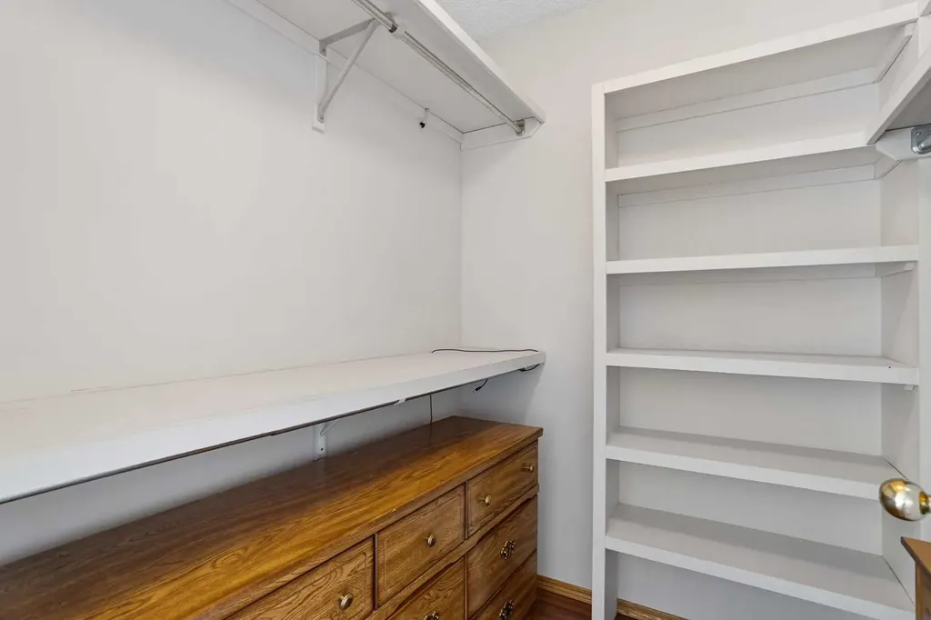 218 15 Avenue NW Calgary AB T2M 0G8