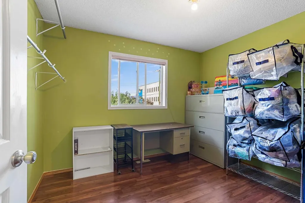218 15 Avenue NW Calgary AB T2M 0G8