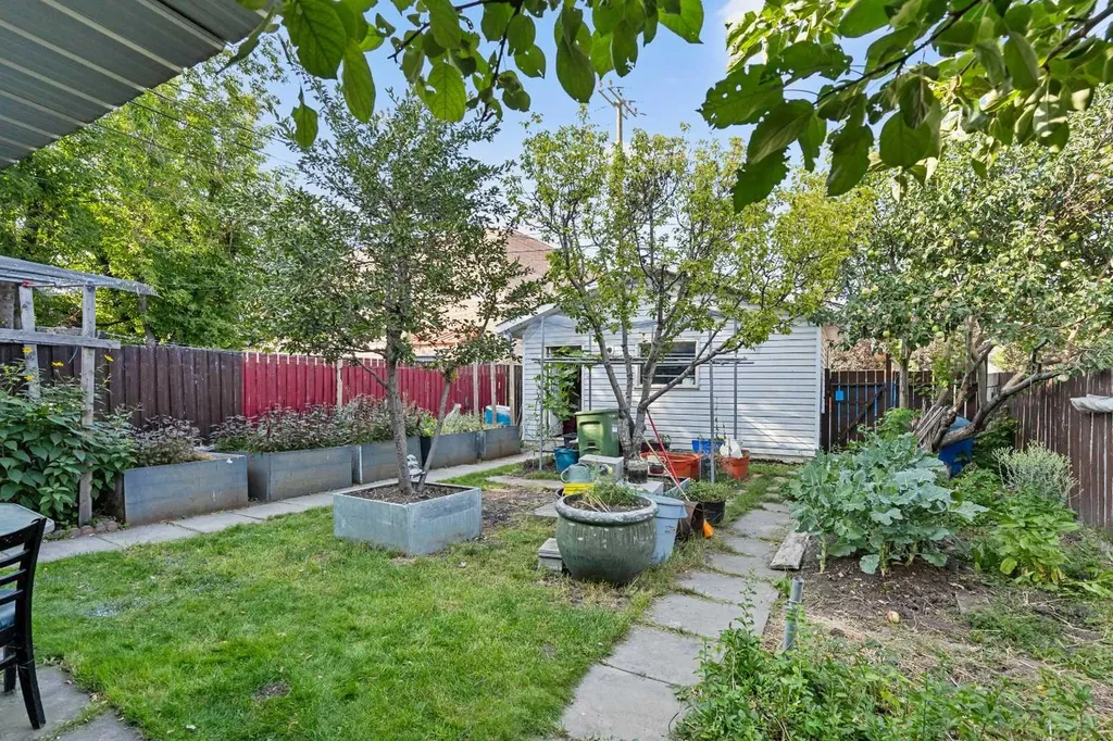 218 15 Avenue NW Calgary AB T2M 0G8