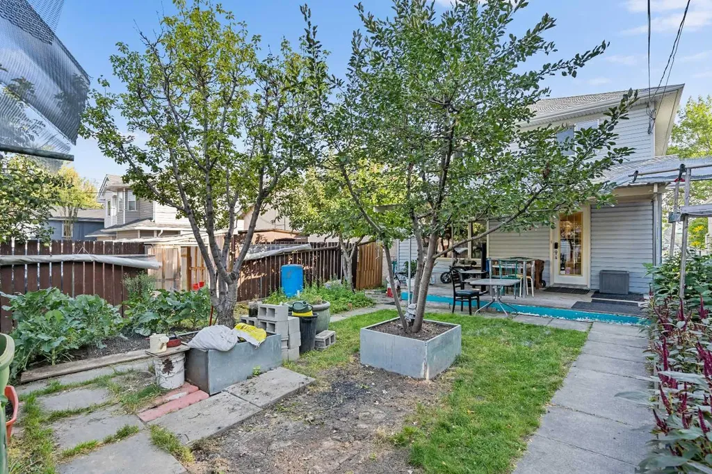 218 15 Avenue NW Calgary AB T2M 0G8