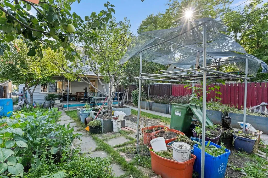 218 15 Avenue NW Calgary AB T2M 0G8