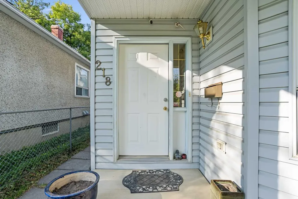 218 15 Avenue NW Calgary AB T2M 0G8