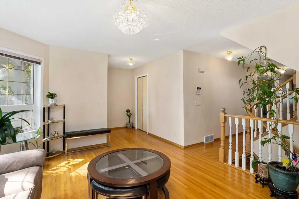 218 15 Avenue NW Calgary AB T2M 0G8