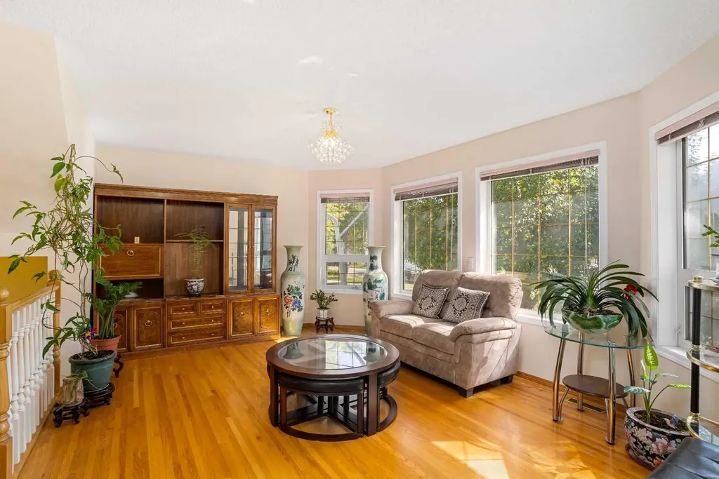 218 15 Avenue NW Calgary AB T2M 0G8