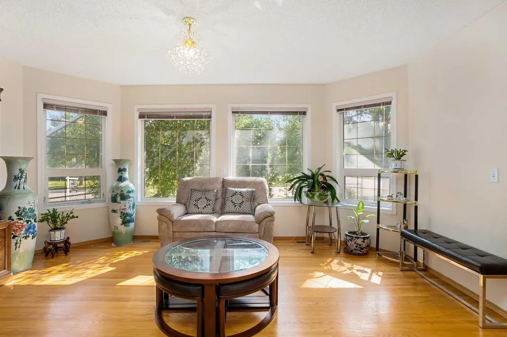 218 15 Avenue NW Calgary AB T2M 0G8