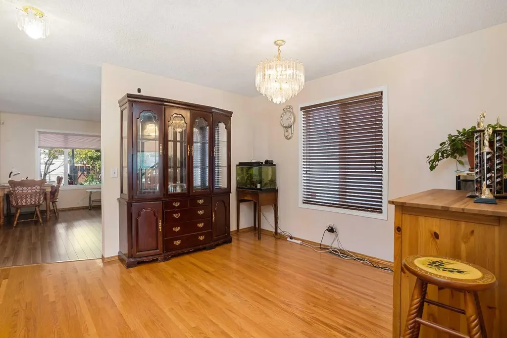 218 15 Avenue NW Calgary AB T2M 0G8