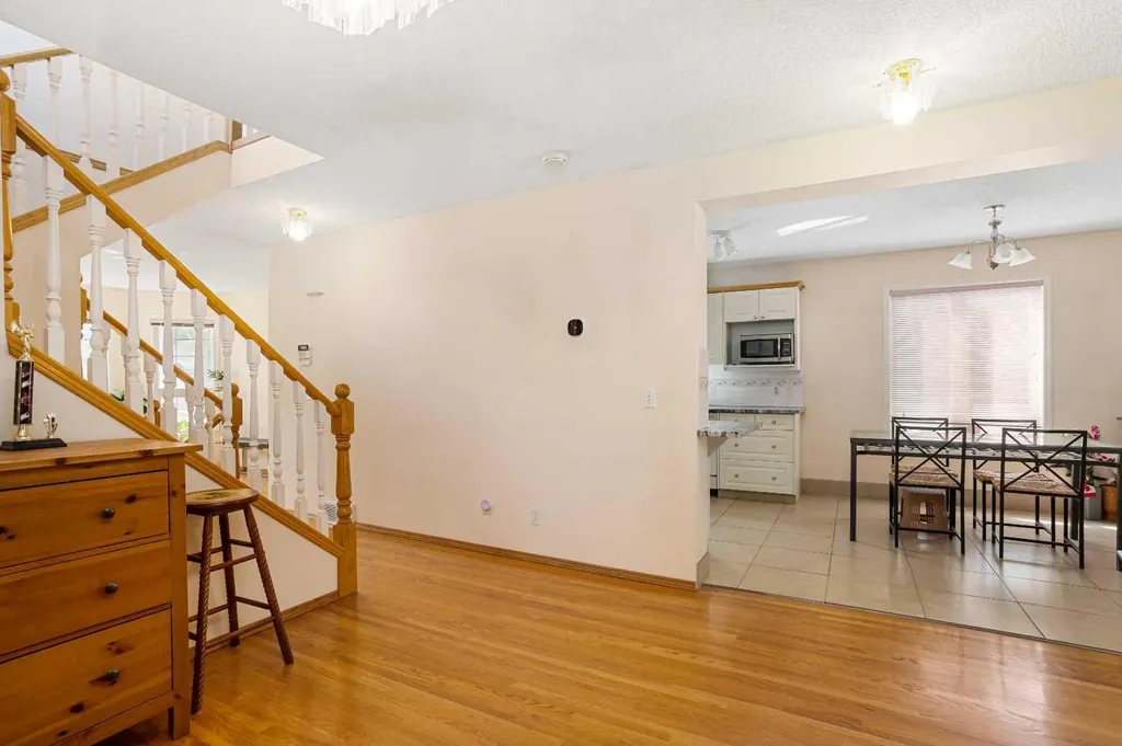 218 15 Avenue NW Calgary AB T2M 0G8