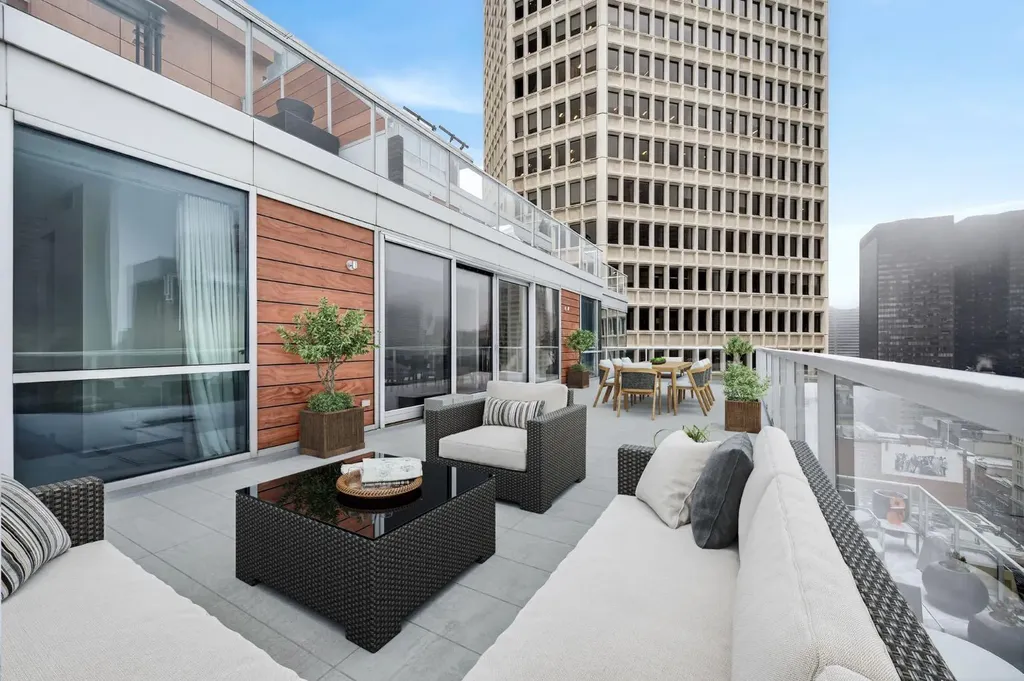 108 9 Avenue SW Calgary AB T2P 0S9