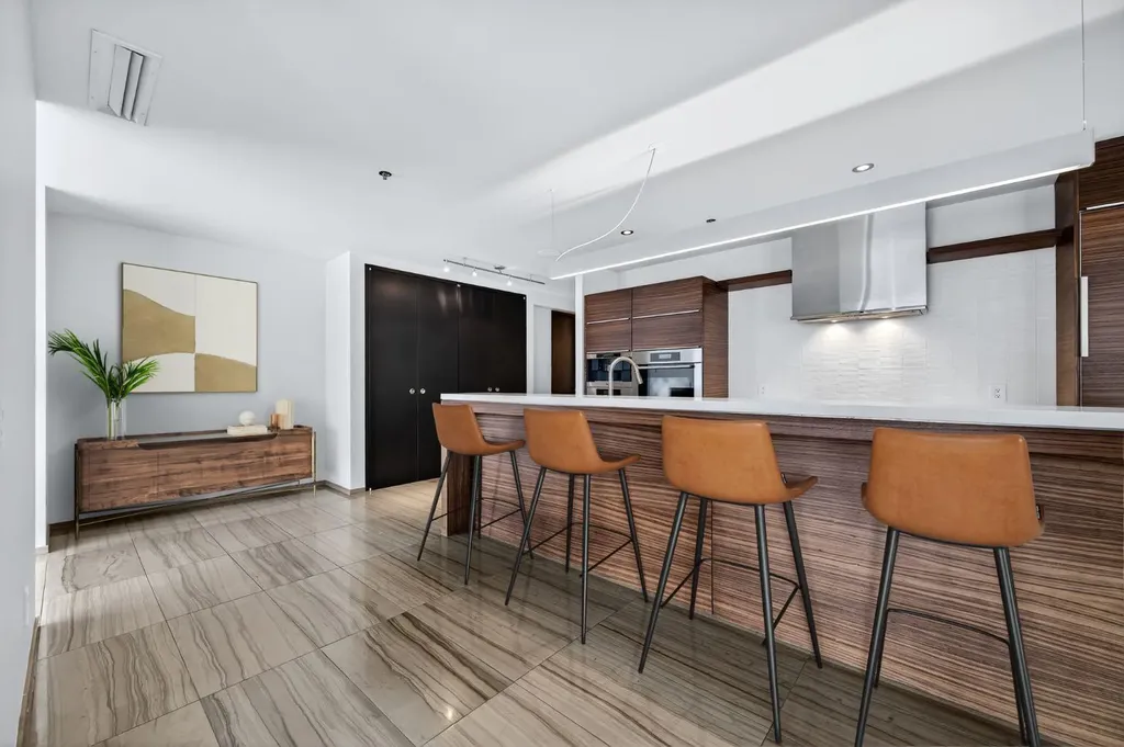 108 9 Avenue SW Calgary AB T2P 0S9