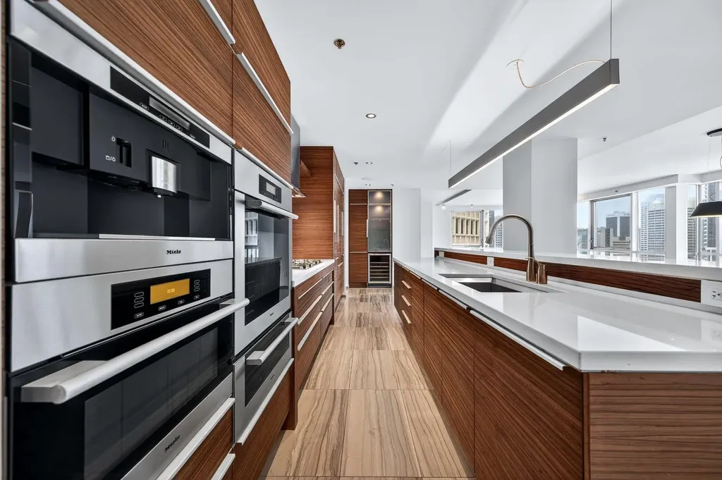 108 9 Avenue SW Calgary AB T2P 0S9
