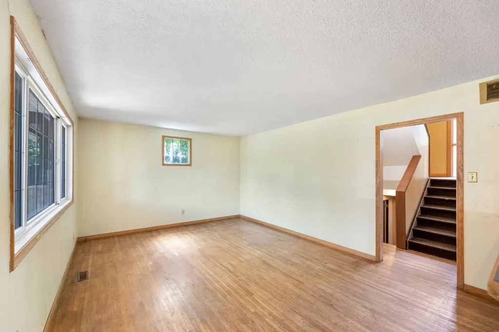 155 35 Street NW Calgary AB T2N 2Z2