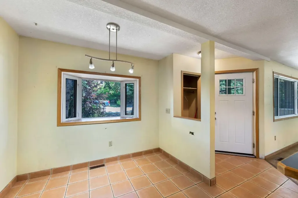 155 35 Street NW Calgary AB T2N 2Z2