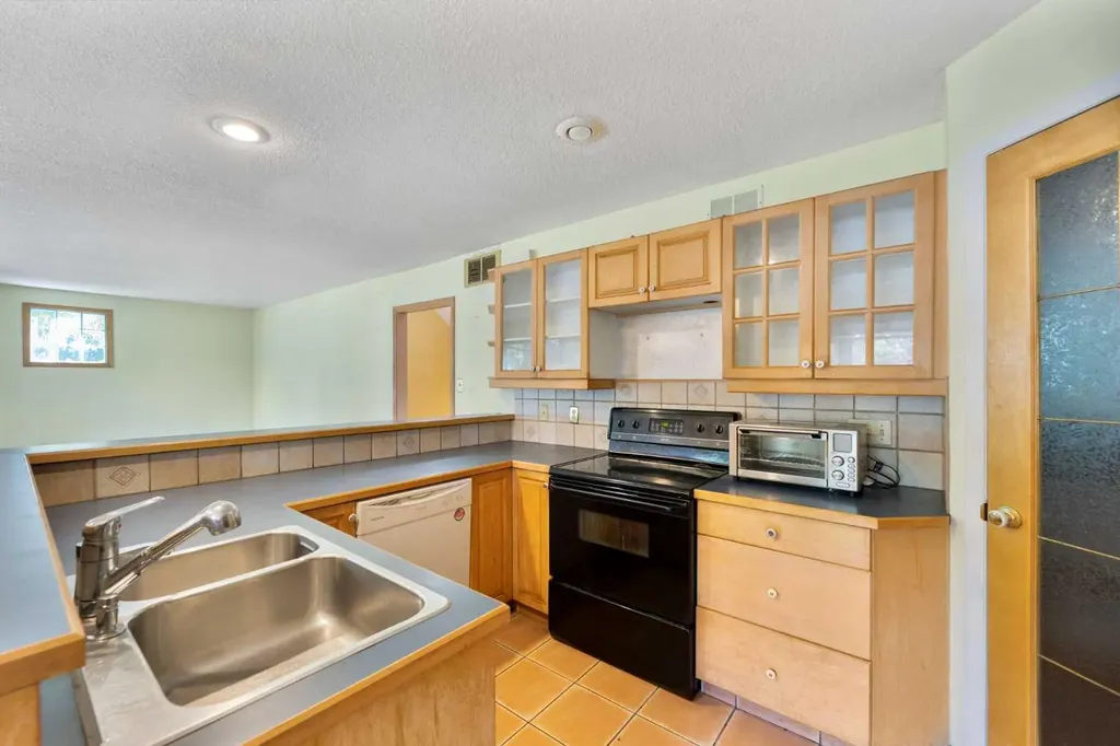 155 35 Street NW Calgary AB T2N 2Z2