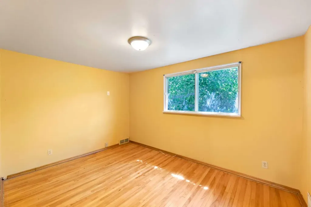 155 35 Street NW Calgary AB T2N 2Z2