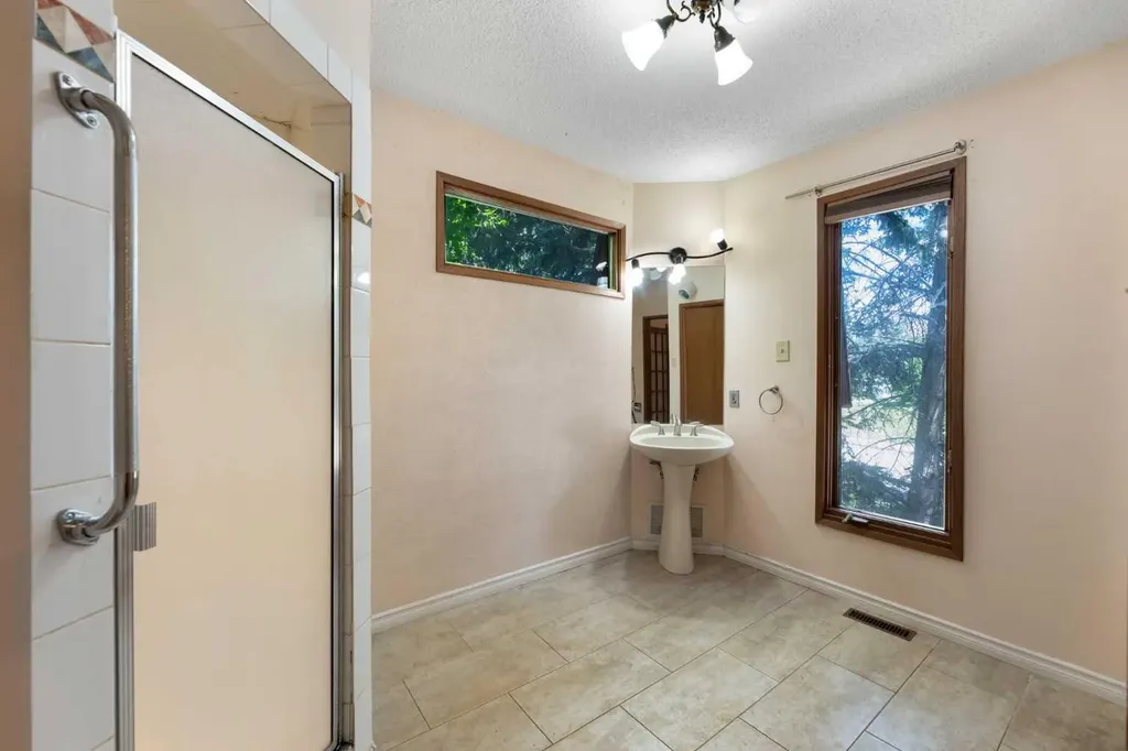 155 35 Street NW Calgary AB T2N 2Z2