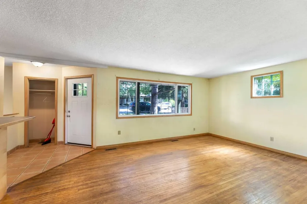 155 35 Street NW Calgary AB T2N 2Z2