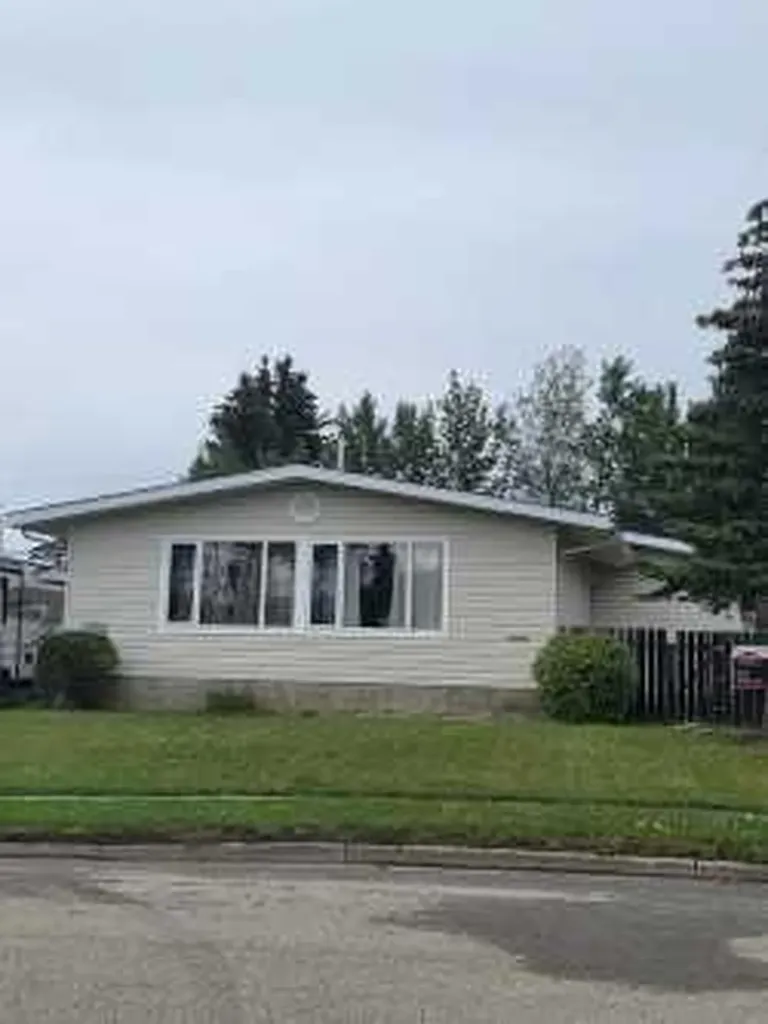 10850 98 Avenue Grande Cache AB T0E 0Y0