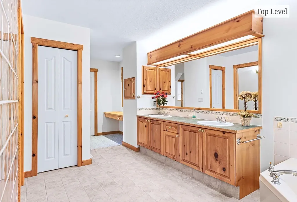 18 Juniper Ridge Canmore AB T1W 1L6