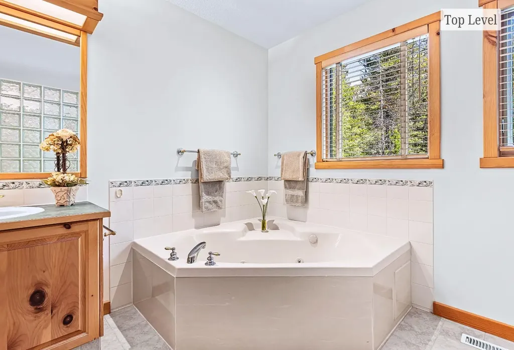 18 Juniper Ridge Canmore AB T1W 1L6