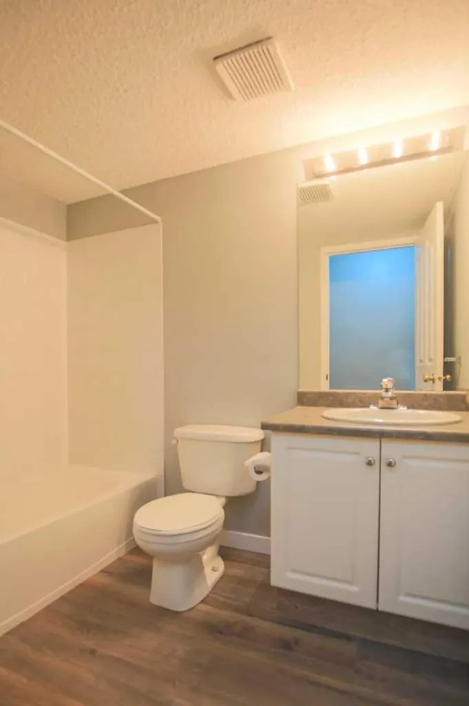 5202 Valleyview Park SE Calgary AB T2B 0K9